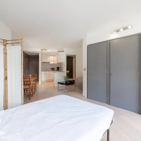 Studio With Balcony And Swimming Pool Ideally Located In The City Center Апартаменти *