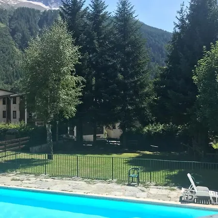 Апартаменти Studio With Balcony And Swimming Pool Ideally Located In The City Center Шамоні
